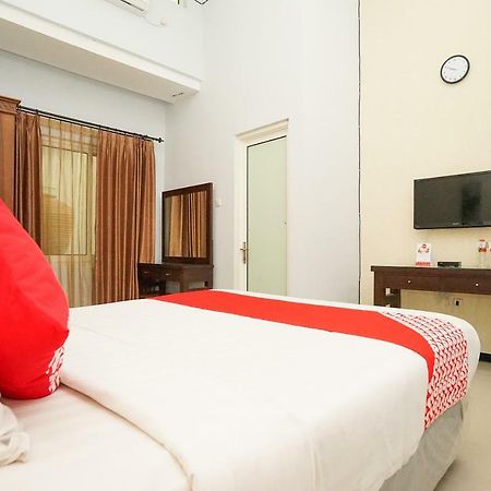 Oyo 282 Putri Utari Residence Malang Exterior foto