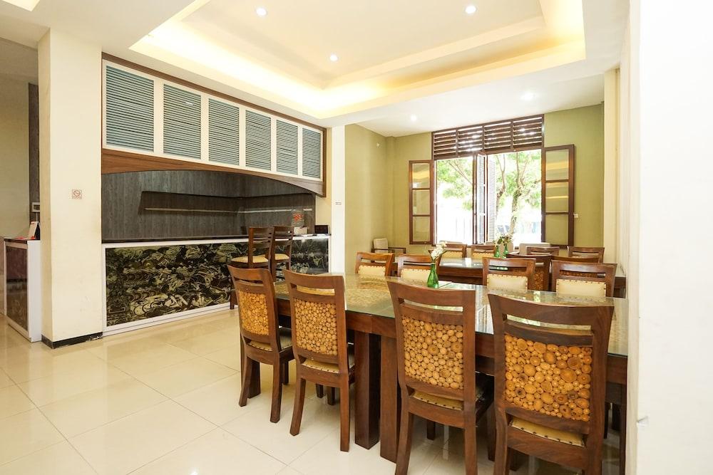 Oyo 282 Putri Utari Residence Malang Exterior foto