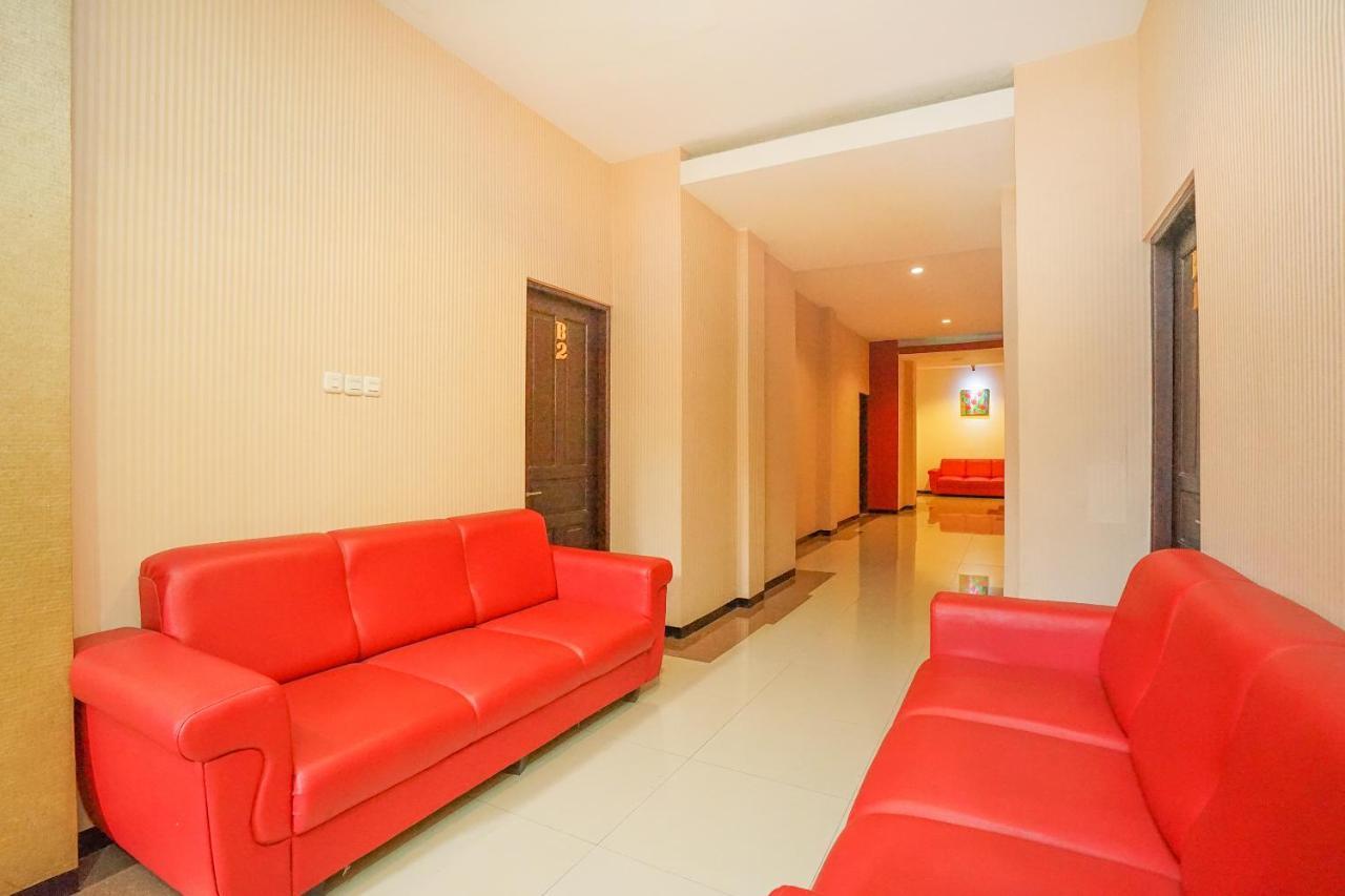 Oyo 282 Putri Utari Residence Malang Exterior foto