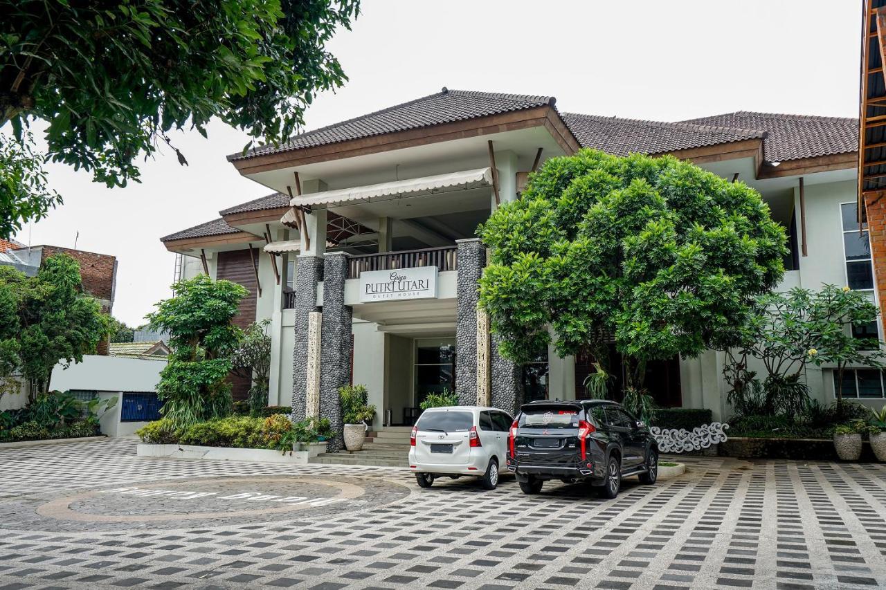 Oyo 282 Putri Utari Residence Malang Exterior foto