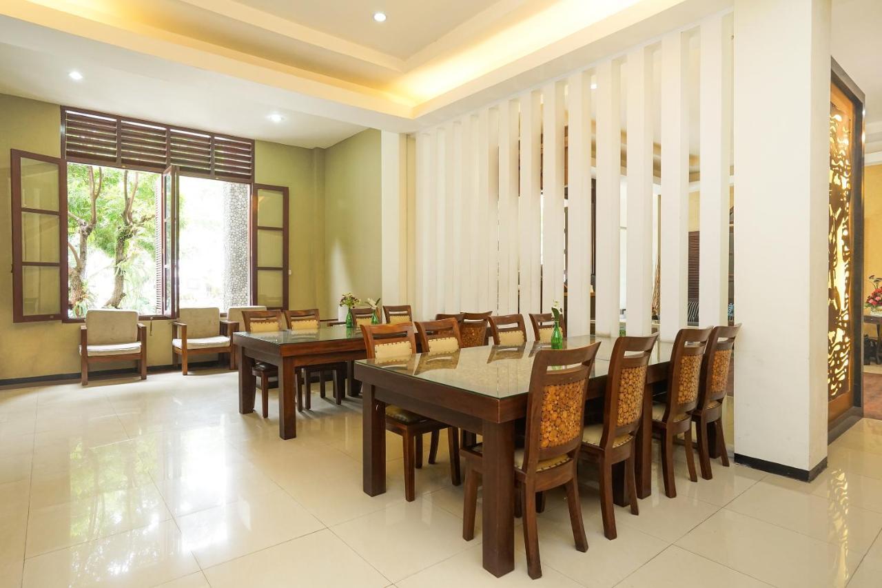 Oyo 282 Putri Utari Residence Malang Exterior foto