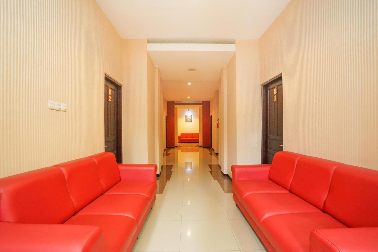 Oyo 282 Putri Utari Residence Malang Exterior foto