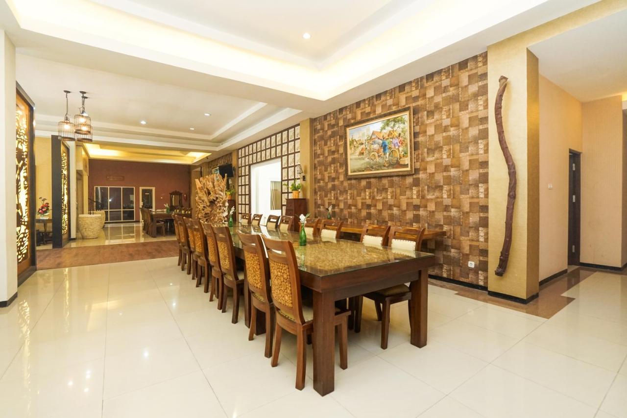 Oyo 282 Putri Utari Residence Malang Exterior foto