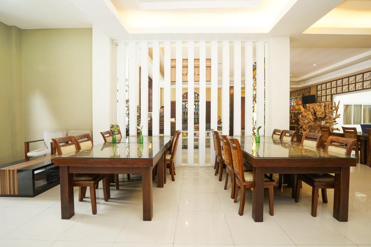 Oyo 282 Putri Utari Residence Malang Exterior foto