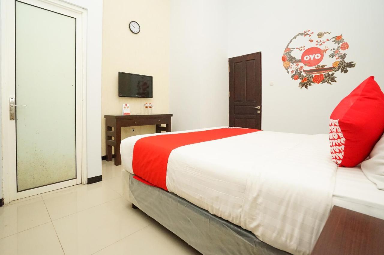 Oyo 282 Putri Utari Residence Malang Exterior foto