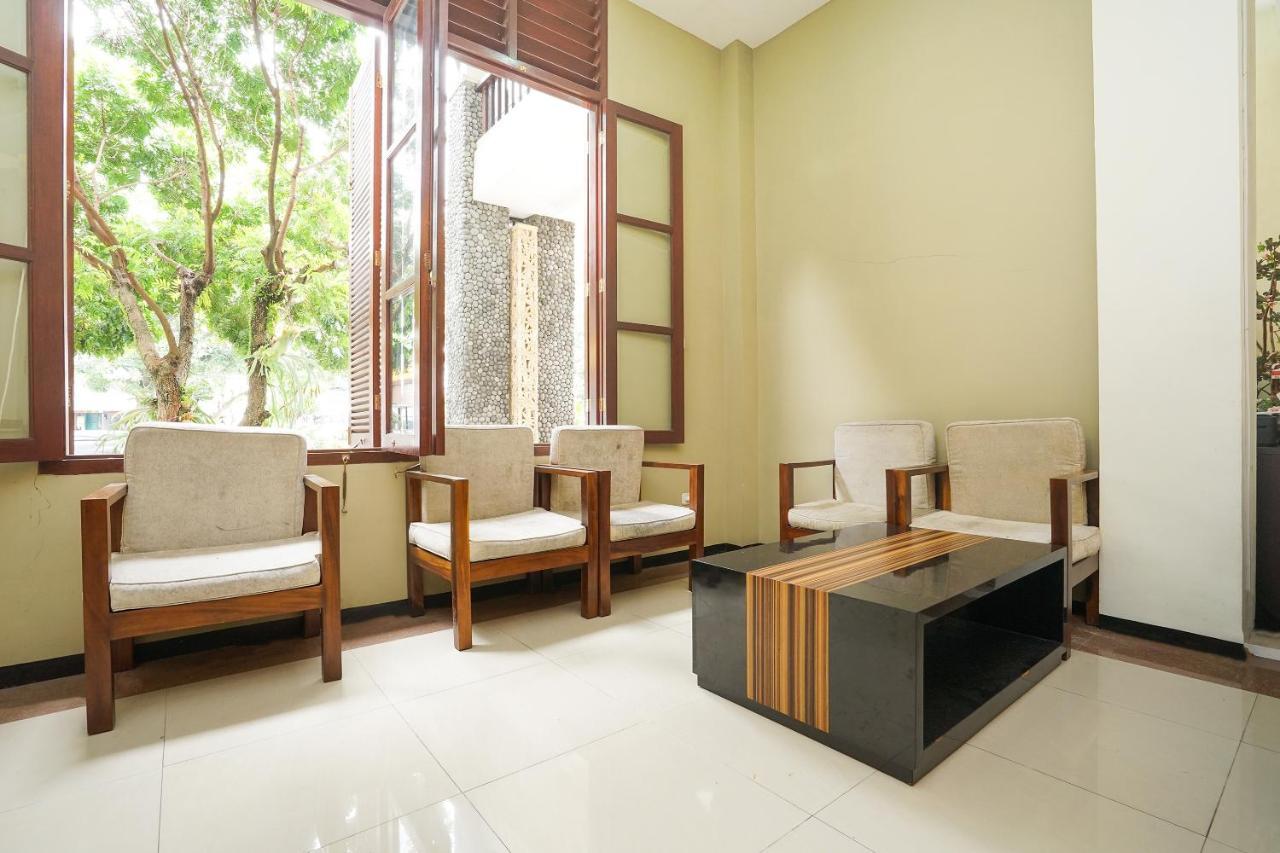 Oyo 282 Putri Utari Residence Malang Exterior foto