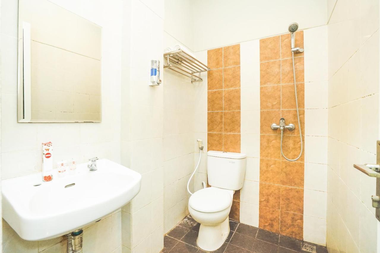 Oyo 282 Putri Utari Residence Malang Exterior foto