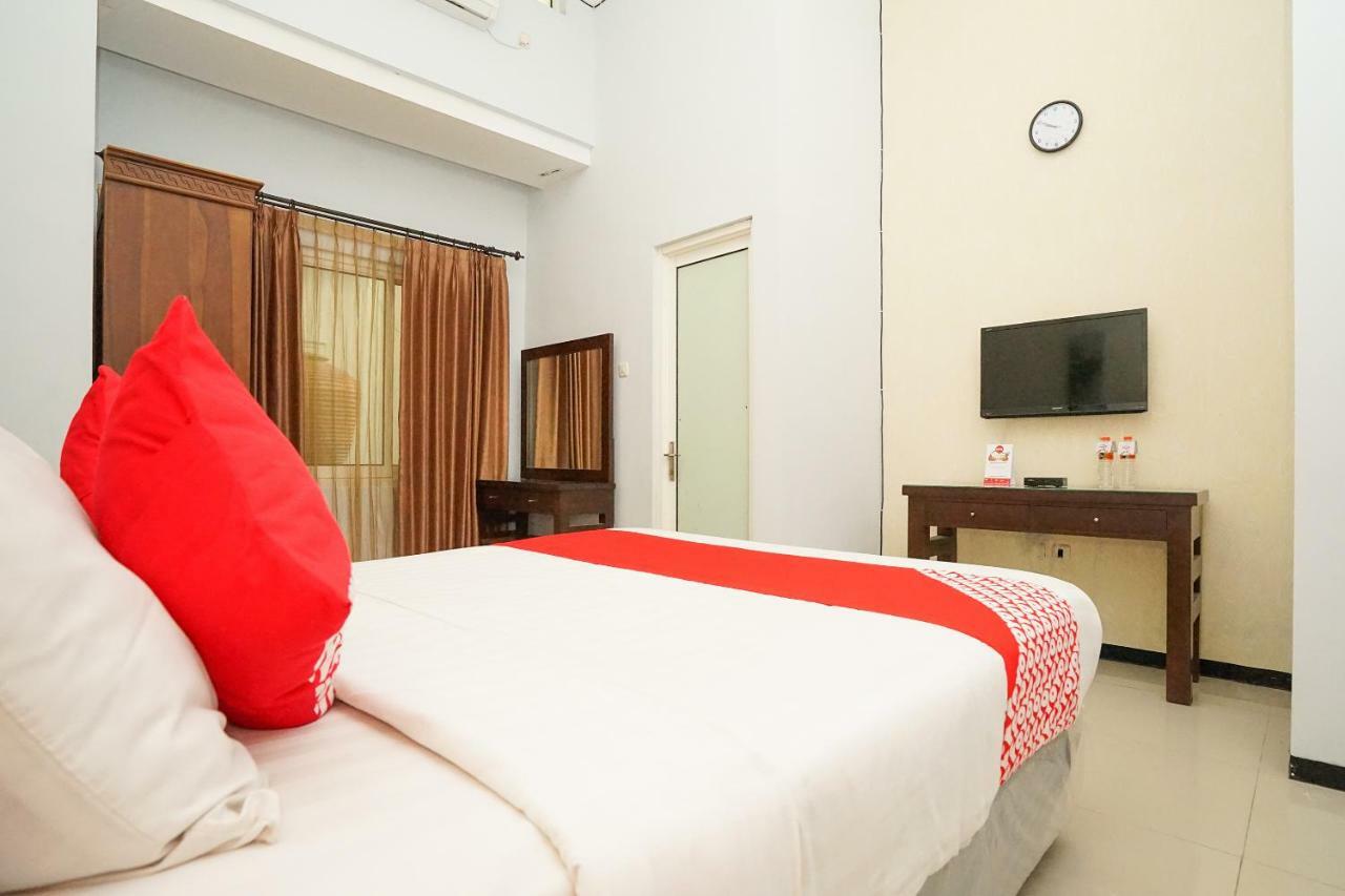 Oyo 282 Putri Utari Residence Malang Exterior foto